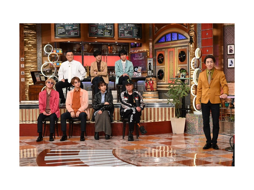 （後列左から）山崎弘也、横山裕、丸山隆平（前列左から）安田章大、大倉忠義、上白石萌歌、古田新太（右）村上信五（C）テレビ朝日