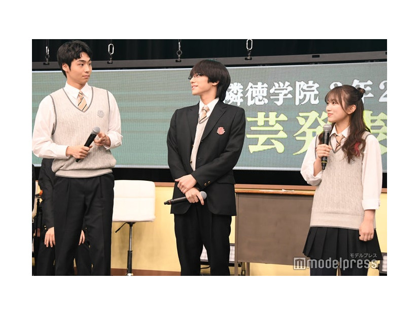 Wi-Fiのように並ぶ八村倫太郎、山下幸輝、矢吹奈子（C）モデルプレス