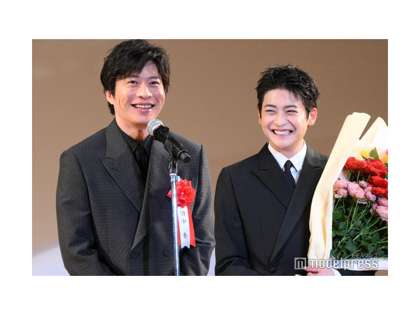 お祝いに駆けつけた田中圭、新人賞を受賞した高橋文哉（C）モデルプレス