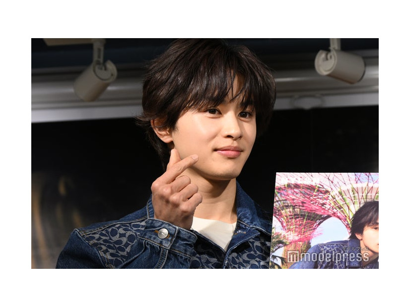 指ハートを出す草川拓弥（C）モデルプレス