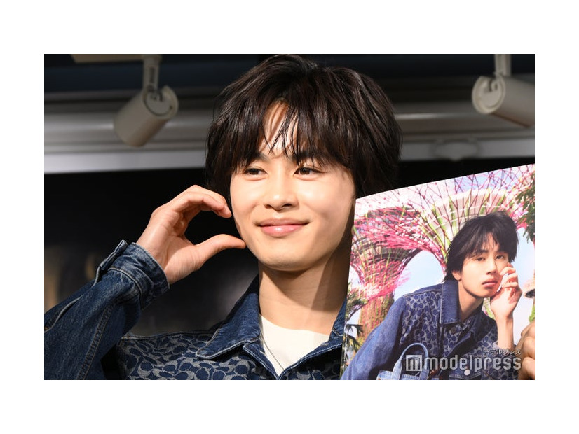 ハートポーズをリクエストされる草川拓弥（C）モデルプレス