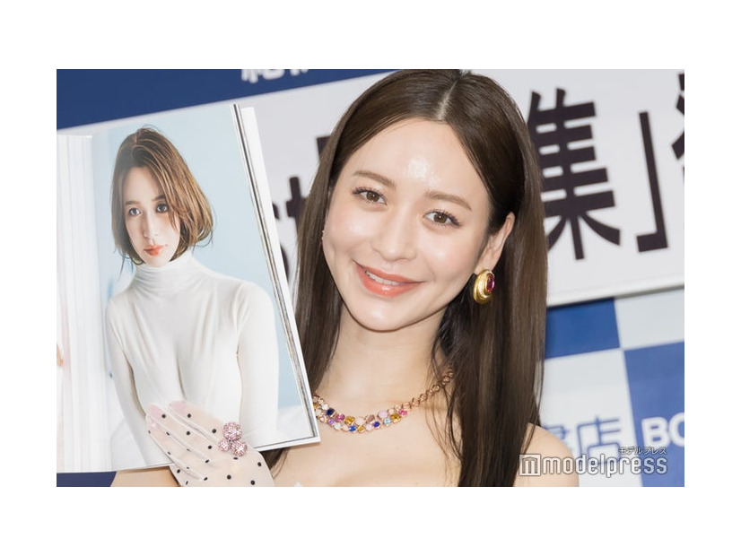 1st写真集「jealousy」発売記念会見に登壇した野崎萌香（C）モデルプレス