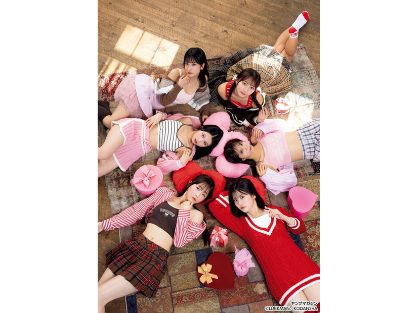 KAWAII LAB.（前列左から）真中まな、月足天音（中列左から）桐原美月、南なつ（後列左から）庄司なぎさ、塩川莉世（C）LUCKMAN／KODANSHA