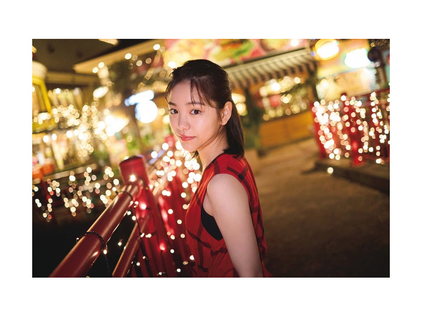 當真あみ1st写真集「Ami」封入特典ポストカード／撮影：屋山和樹