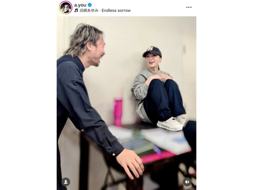 浜崎あゆみ、ちょこんと座った笑顔SHOTにファンほっこり「可愛すぎてキュン」「リハの裏側風景嬉しい」