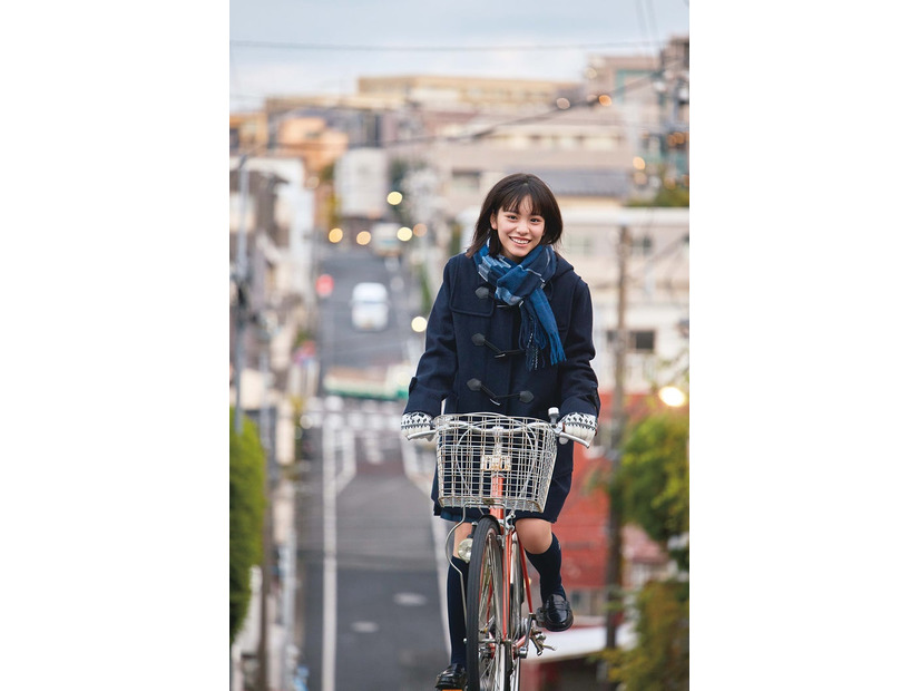 當真あみ1st写真集「Ami」封入特典ポストカード／撮影：屋山和樹