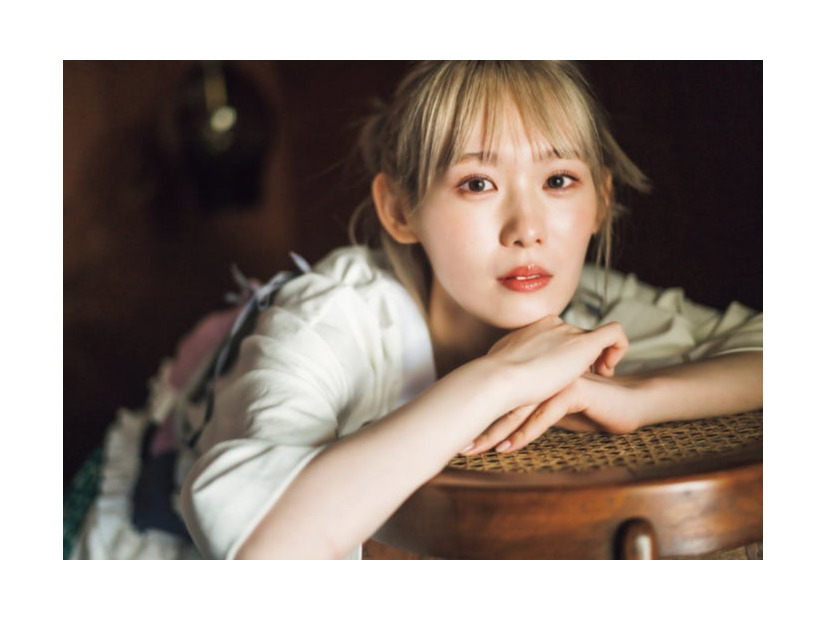 小池美波：撮影／HIROKAZU、スタイリング／優哉、ヘアメイク／ 田村直子、デザイン／松本麻実（GROVENOR design.）（画像提供：講談社）