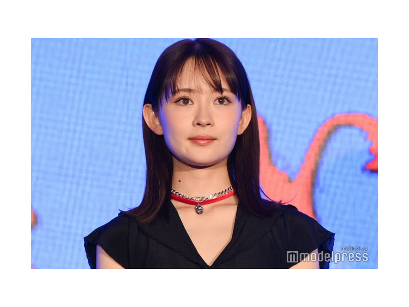 渡辺翔太から「風のように帰っていた」と帰りが早いことをツッコまれる畑芽育（C）モデルプレス