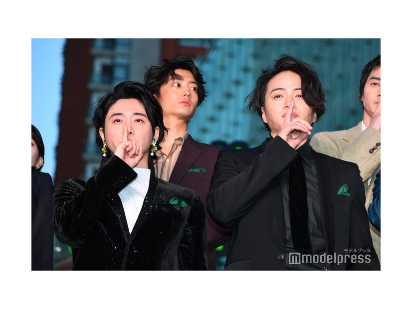 “秘密”ポーズを行う大森元貴、菊池風磨（C）モデルプレス