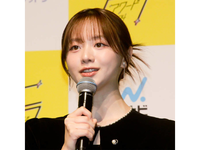 森香澄、美デコルテ見せのブラックドレスSHOTに反響「女神」「美しいお鎖骨」