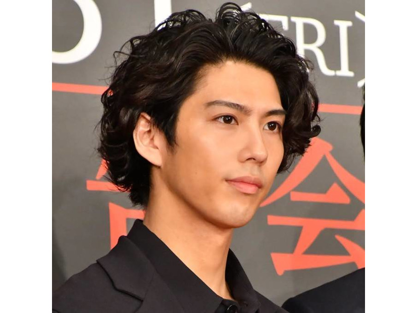 賀来賢人、スーツ姿のお茶目な爆笑SHOTに反響「かっこいいー！！！」「笑顔素敵」