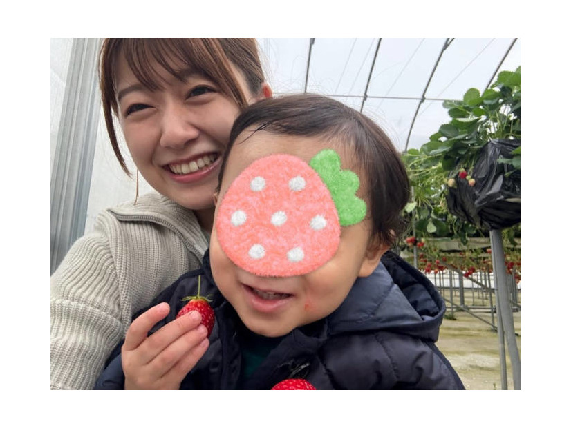 尾崎里紗アナ、息子と笑顔でパシャリ！人生初のいちご狩りに大興奮「テンション爆上がりの親子笑」