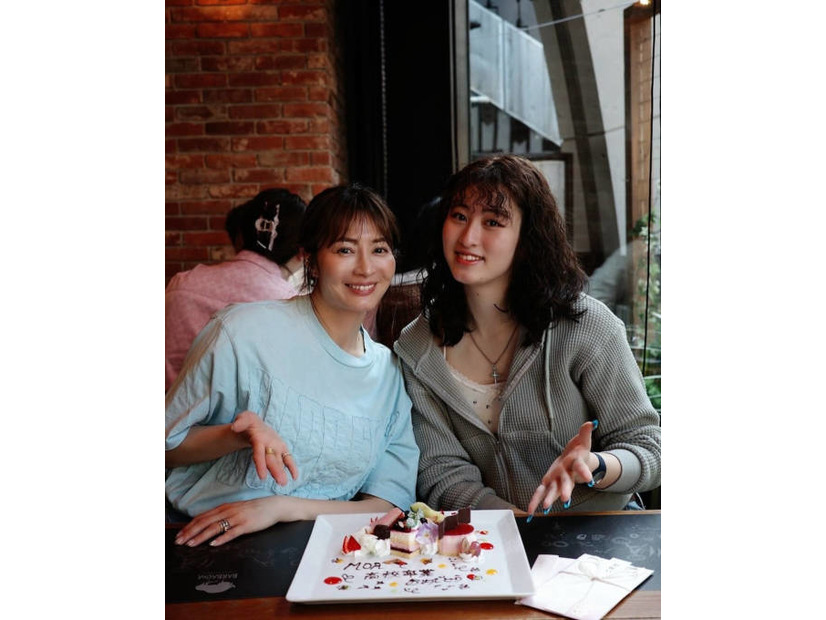 新山千春、家族水入らずで長女の高校卒業＆成人をお祝い「忘れられない時間になりました」