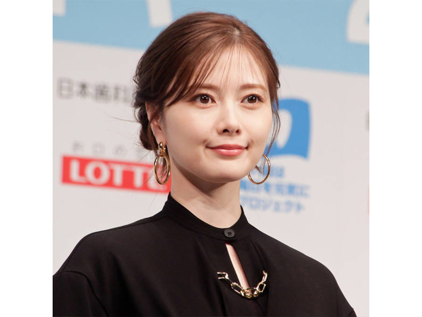 「顔面国宝」白石麻衣、春を感じる爽やかコーデに反響「ビジュも仕草も可愛さ全開」「素敵すぎます！」