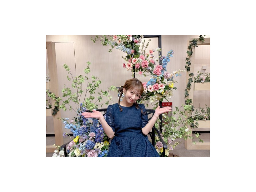 第5子妊娠中の辻希美、ふんわりネイビーワンピを着こなした笑顔SHOTを公開「桜 いつ咲くかなぁ〜」