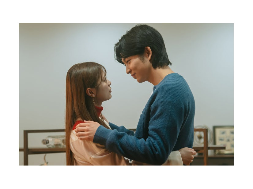 紺野彩夏、鈴木仁「復讐カレシ～溺愛社長の顔にはウラがある～」第5話（C）「復讐カレシ～溺愛社長の顔にはウラがある～」製作委員会・MBS
