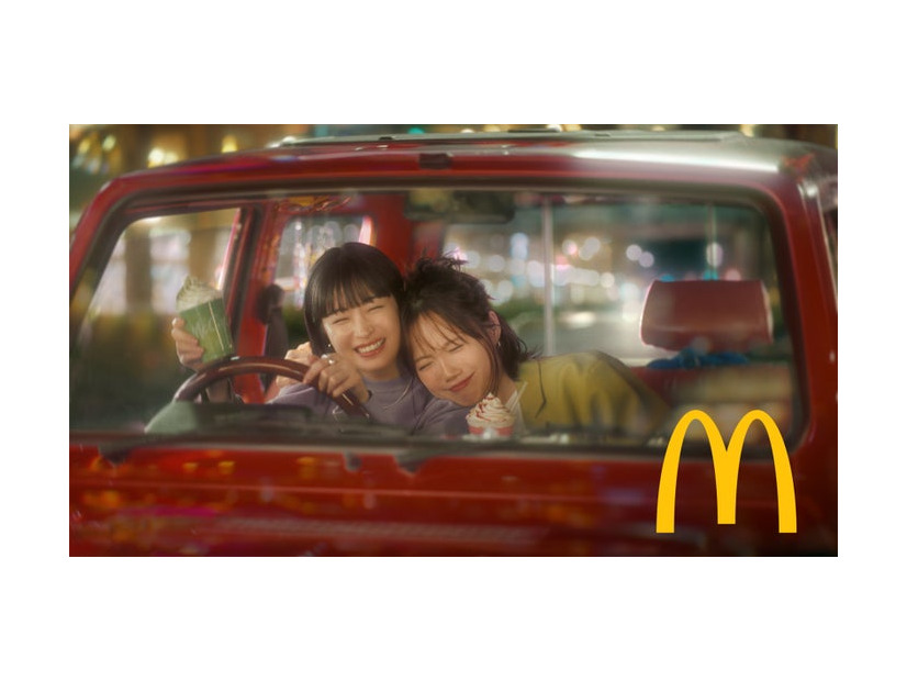広瀬すず、宮崎あおい／新TVCM「マックカフェ寄り道マック 夜のドライブ」篇より（提供写真）