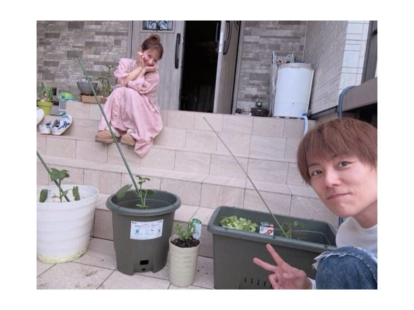 第5子妊娠中の辻希美、夫・杉浦太陽の“家庭菜園”SHOT公開「私は見てただけ」「成長を楽しみにしています」