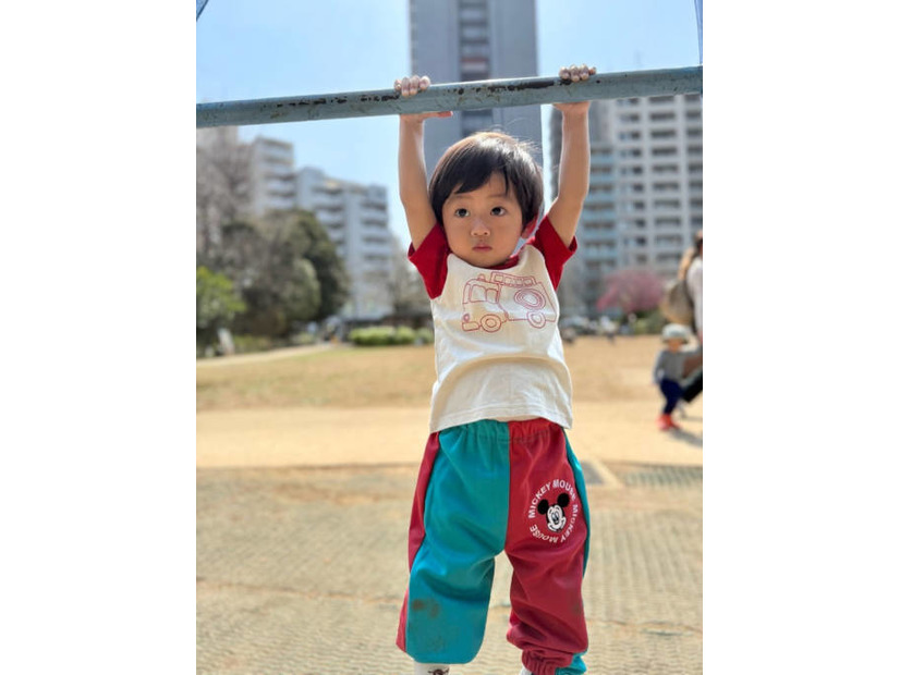 おばたのお兄さん、1歳息子の握力にビックリ！公園遊びSHOTに反響「すごい力もち」「ハンサムボーイちゃん」