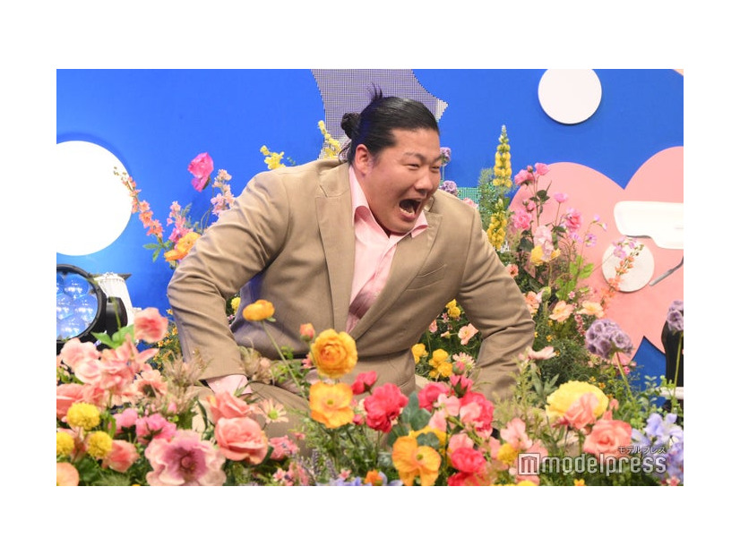 股割りがルーティンのため披露したが衣装が破けてしまった一ノ瀬ワタル（C）モデルプレス