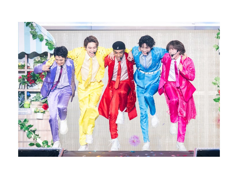 カラフル衣装で楽しそうなAぇ! group「Aぇ! group LIVE TOUR 2025 D.N.A」横浜アリーナ公演より／撮影：田中聖太郎（提供写真）