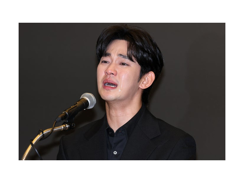 会見で涙するキム・スヒョン（Photo by Getty Images）