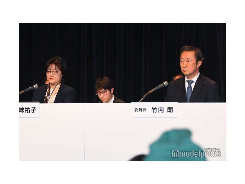 五味祐子氏、竹内朗氏（C）モデルプレス