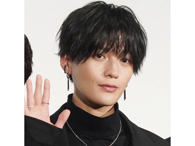 八木勇征、スーツ姿で佇むドラマオフSHOTにファンうっとり「スタイルいい」「ビジュ美しすぎる」