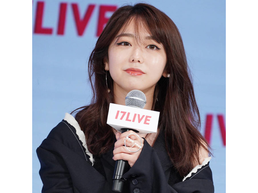 峯岸みなみ、ベージュ×ピンクの春色コーデに「可愛い〜」「オシャレ」の声