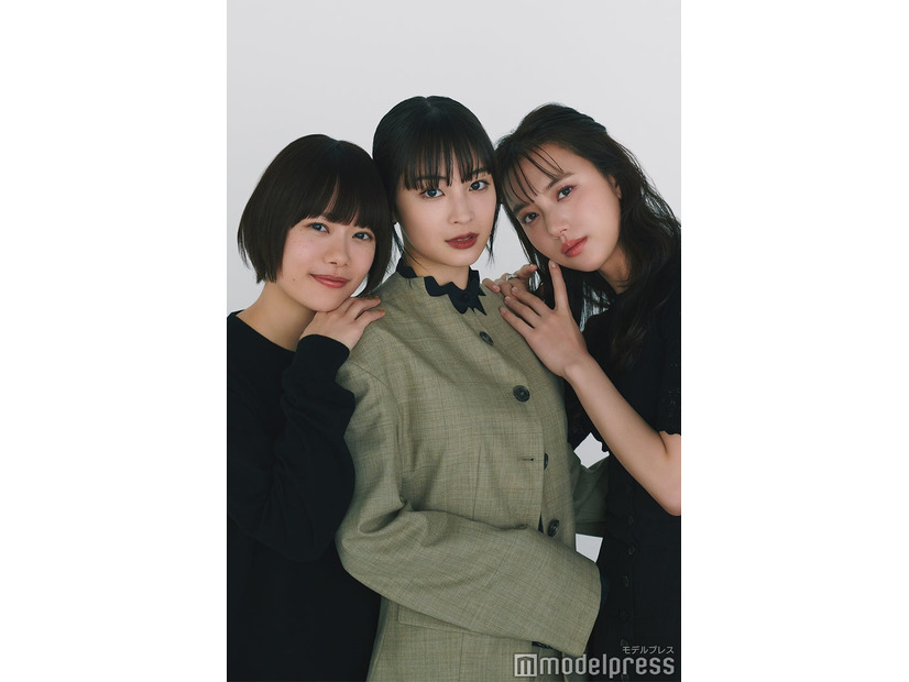 モデルプレスのインタビューに応じた杉咲花、広瀬すず、清原果耶／PHOTO：赤英路（C）モデルプレス