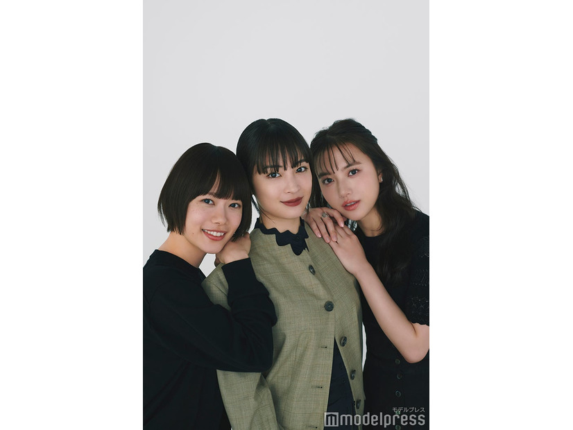 モデルプレスのインタビューに応じた杉咲花、広瀬すず、清原果耶／PHOTO：赤英路（C）モデルプレス