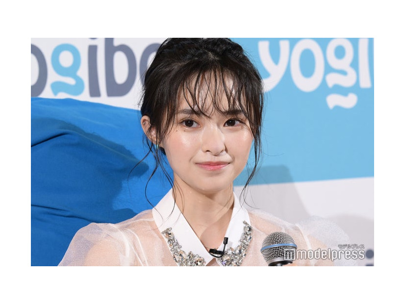 ロングの藤咲凪（C）モデルプレス