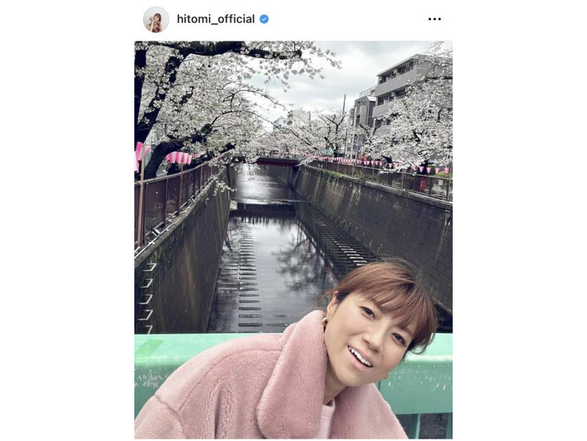 hitomi、子供たちとのお花見SHOTに反響「素敵な写真」「とっても楽しそう」