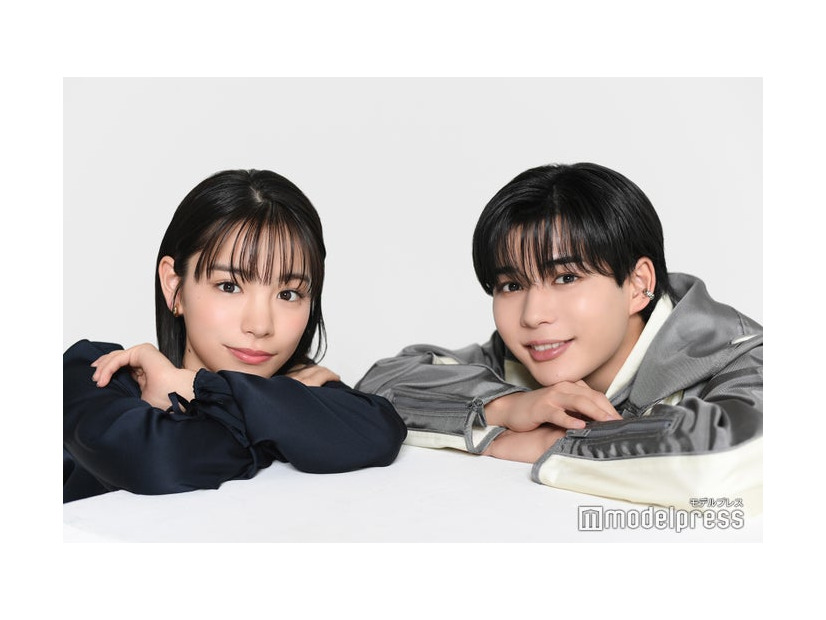 モデルプレスのインタビューに応じた長尾謙杜＆當真あみ（C）モデルプレス