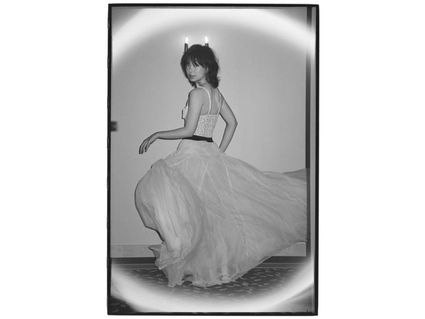 古川琴音、美背中チラリのドレスSHOT披露！ドイツ・フランクフルトを舞台に放つ唯一無二の輝き