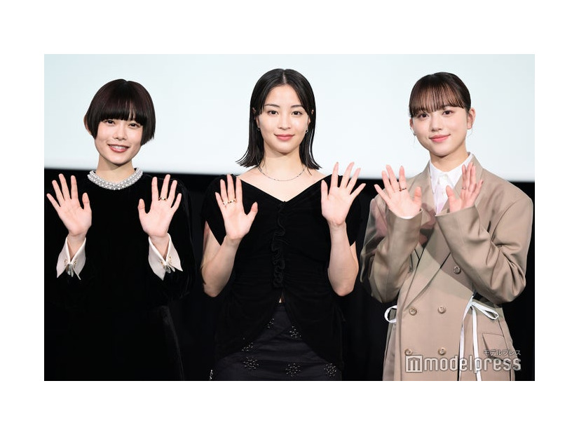 「片思い世界」公開記念舞台挨拶に登壇した杉咲花、広瀬すず、清原果耶（C）モデルプレス