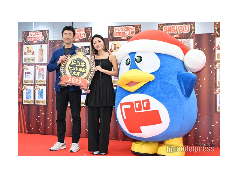 「ドンキ ヒット商品大賞 2025」に出席した鈴木康介氏、池田美優、ドンペン（C）モデルプレス