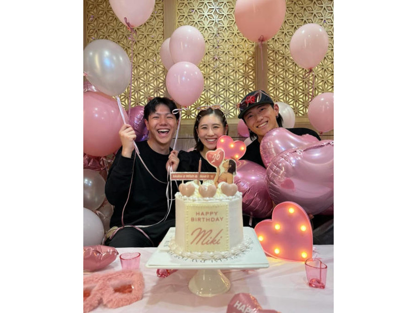 西野未姫、弟2人と笑顔でパシャリ！「目がそっくり＆弟さんイケメン」「仲がいいのが伝わる」と反響