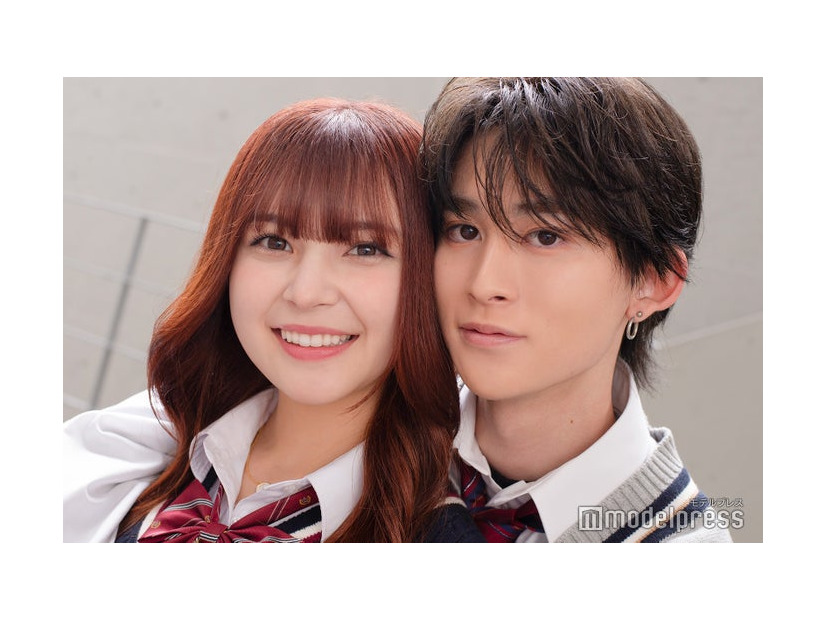 赤髪の夏川メガン、阿部創馬（C）モデルプレス