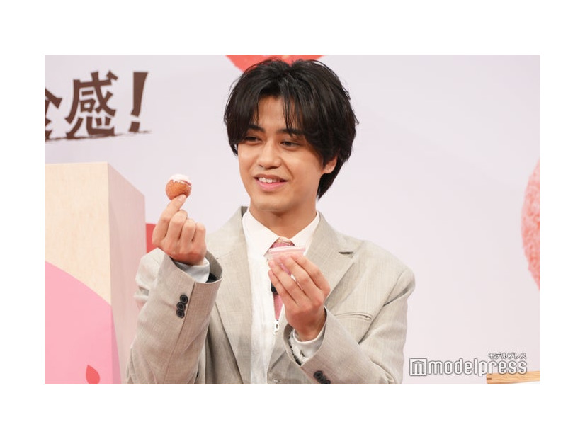 うどーなつを何個も頬張っていた高橋海人（C）モデルプレス
