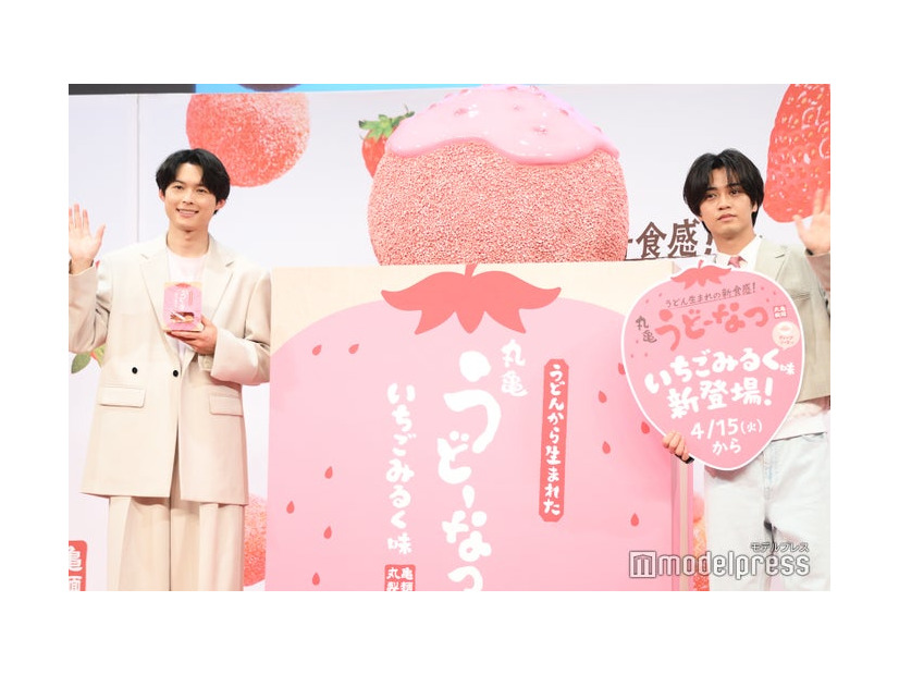 「丸亀うどーなつ」新商品＆新アンバサダー発表会に出席した松村北斗、高橋海人（C）モデルプレス