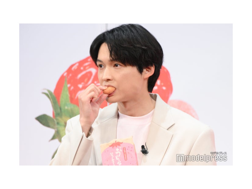 新CMでも高橋海人の後ろをチョロチョロついて行っている松村北斗（C）モデルプレス