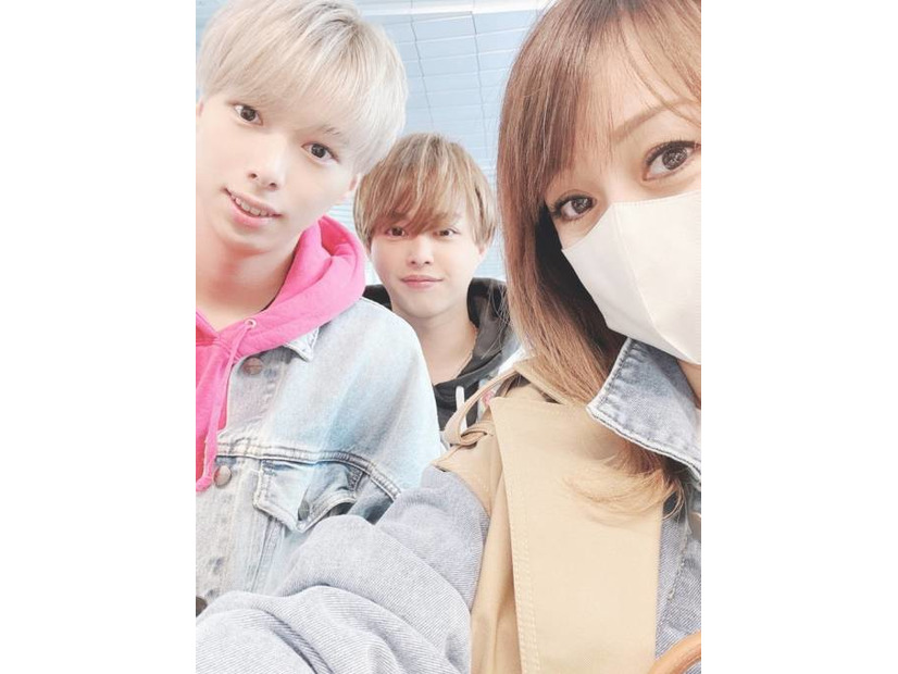 渡辺美奈代、イケメン息子たちと空港でパシャリ！「素敵な笑顔」「旅行楽しんできて下さいね」の声