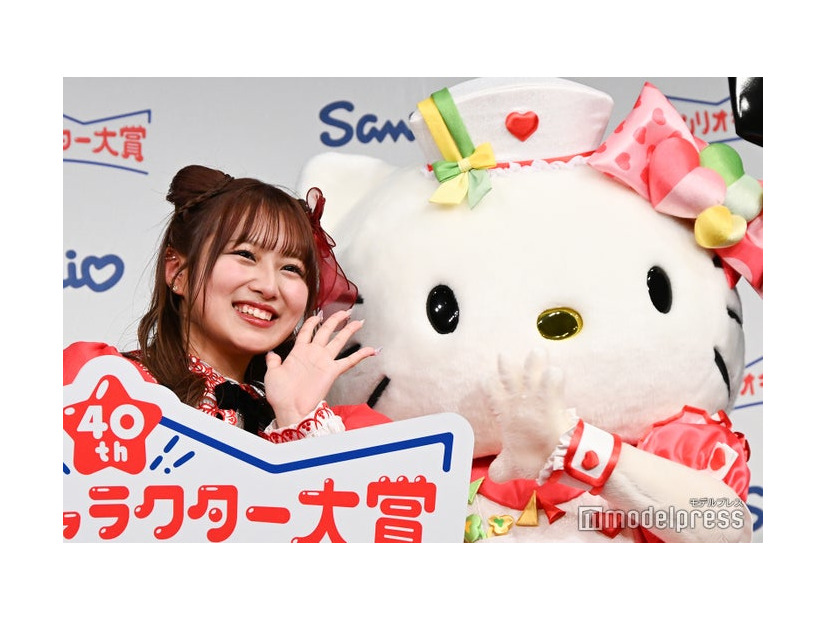 「2025年サンリオキャラクター大賞」開幕イベントに出席した希空、ハローキティ（C）モデルプレス