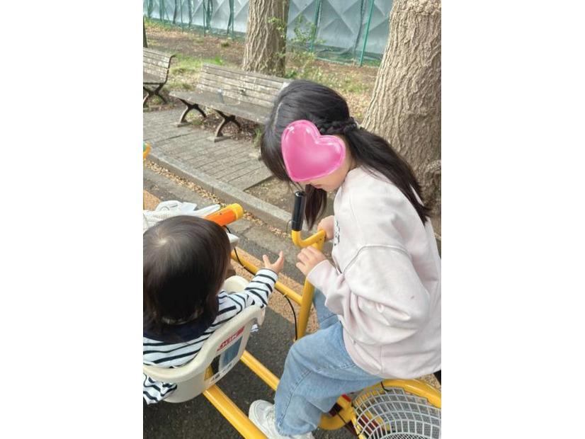 安めぐみ、10歳長女＆1歳次女のほっこり姉妹SHOT公開！「みんな楽しそう」「微笑ましい」の声