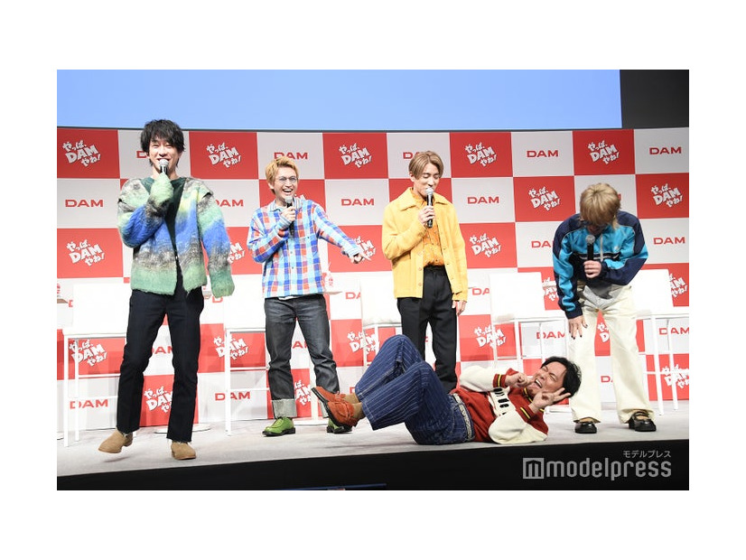 会見終了間際に「帰りたくな～い！」と寝転がりながらピースを決める丸山隆平（中央下）を見て、カメラマンに「撮って！撮って！」とアピールする横山裕、指を差して爆笑する大倉忠義、フラッシュが少なくて嘆く村上信五、丸山の珍事を近くで見守る安田章大（C）モデルプレス