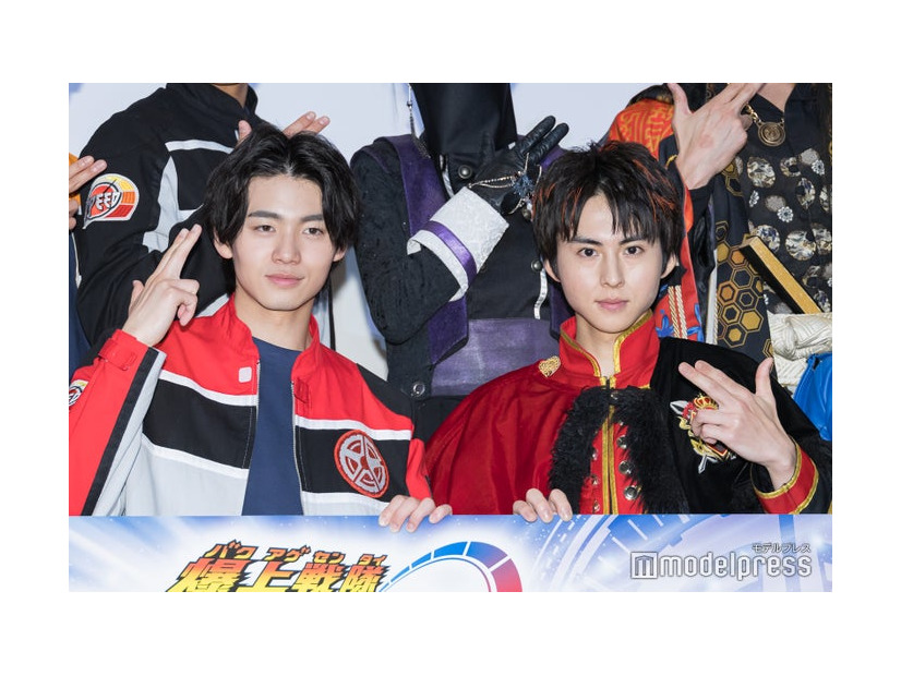 「爆上戦隊ブンブンジャーVSキングオージャー」完成披露舞台挨拶に出席した井内悠陽、酒井大成（C）モデルプレス