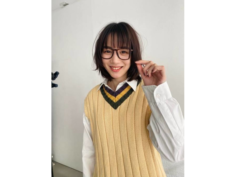 のん、大きなメガネ×古着の“学生風”コーデをファン称賛「似合ってる！」「なんとかわいい」