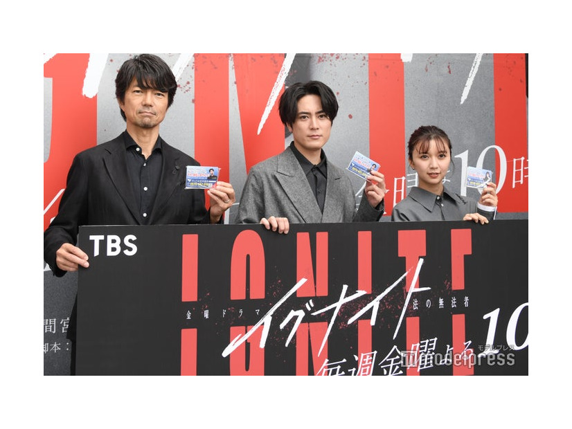 渋谷にゲリラ登場した仲村トオル、間宮祥太朗、上白石萌歌（C）モデルプレス