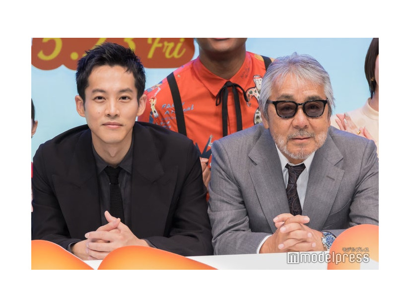 「父と僕の終わらない歌」完成披露試写会に出席した松坂桃李、寺尾聰（C）モデルプレス